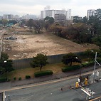 <span class="qrinews-figure-title">2016年1月26日 箱崎九大前駅の辺り</span>　小松門の辺りから地下鉄の辺りを観た景色です。ここには、テニスコート、プール、弓道場がありました。（撮影場所：<a href="https://maps.google.co.jp/maps?q=33.623495,130.422590" target="_blank">箱崎キャンパス</a>）