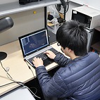 <span class="qrinews-figure-title">2016年1月27日 修士2年の関岡さん</span>　様々な事象を数式で表し連続最適化を使って生産スケジューリングを作成しています。（撮影場所：<a href="http://www.math.kyushu-u.ac.jp" target="_blank">数理学府_院生室</a>）