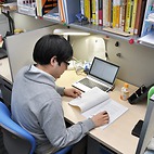 <span class="qrinews-figure-title">2016年2月2日 修士2年の奥村さん</span>　ガロア表現の有限性について研究しています。（撮影場所：<a href="http://www.math.kyushu-u.ac.jp" target="_blank">数理学府_院生室</a>）