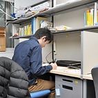 <span class="qrinews-figure-title">2016年2月17日 修士1年の森園さん</span>　2次体の整数論を研究しています。（撮影場所：<a href="http://www.math.kyushu-u.ac.jp" target="_blank">数理学府_院生室</a>）