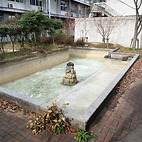 <span class="qrinews-figure-title">2016年2月22日 中庭の池</span>　箱崎の理学部中庭に池がありましたが、先日、水が抜かれていました。池の中には鮒が20匹くらい居たそうですが、業者の方に引き取ってもらったそうです。（2枚目の写真は12月頃）（撮影場所：<a href="https://maps.google.co.jp/maps?q=33.625898,130.425634" target="_blank">箱崎の理学部中庭</a>）