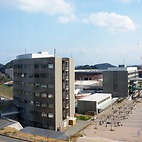 <span class="qrinews-figure-title">2016年2月24日 携帯基地局</span>　理学部の近くの建物にアンテナが設置されました。これで某社の携帯電波状況が改善された様です。（2枚目の写真は2月上旬）（撮影場所：<a href="https://maps.google.co.jp/maps?q=33.596569,130.221661" target="_blank">伊都キャンパス</a>）