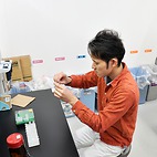 <span class="qrinews-figure-title">2016年2月25日 修士1年の小野さん</span>　膜脂質を合成する酵素が気孔の開閉に与える影響を調べています。（撮影場所：<a href="http://plant.biology.kyushu-u.ac.jp" target="_blank">植物生理学研究室</a>）