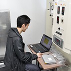 <span class="qrinews-figure-title">2016年3月1日 修士2年の岡部さん</span>　気孔の環境応答に関わる遺伝子を研究しています。（撮影場所：<a href="http://plant.biology.kyushu-u.ac.jp" target="_blank">植物生理学研究室</a>）