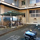 <span class="qrinews-figure-title">2016年3月11日 放置自転車</span>　箱崎キャンパスの理学部の建物の取り壊しを前に周辺に置かれている自転車やバイク等の撤去作業が行われる旨の通知が、その辺りに貼られていました。自転車やバイクを置かれている方は適切にご対応下さい。（撮影場所：<a href="http://maps.google.co.jp/maps?q=33.625579,130.425715" target="_blank">箱崎の理学部周辺</a>）