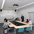 <span class="qrinews-figure-title">2016年3月15日 女性研究者と女子学生の懇談会</span>　ニールスボーア研究所より御手洗先生が来訪され、海外で活躍している女性研究者と女子学生の懇談会が行なわれていました。今回は国外で活躍されている先生という事で、海外で研究を行なう為のアプローチ等について自由に相談する事ができました。（撮影場所：<a href="https://maps.google.co.jp/maps?q=33.596350,130.220581" target="_blank">小会議室</a>）