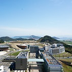 <span class="qrinews-figure-title">2016年3月22日 伊都の理学部からの風景</span>　ウエスト1号館からセンターゾーンの方を眺めた風景です。東の方角。（撮影場所：<a href="https://maps.google.co.jp/maps?q=33.596615,130.221402" target="_blank">理学部の高い所</a>）