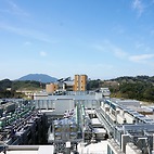 <span class="qrinews-figure-title">2016年3月24日 伊都の理学部からの風景</span>　ウエスト1号館のA棟辺りから2号館の方を眺めた風景です。西の方角です。（撮影場所：<a href="https://maps.google.co.jp/maps?q=33.596615,130.221402" target="_blank">理学部の高い所</a>）