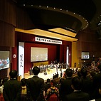 <span class="qrinews-figure-title">2016年3月25日 卒業式</span>　今日、伊都キャンパスの椎木講堂で卒業式がありました。午前に学部生、午後からは院生の学位記授与式が行われます。（撮影場所：<a href="https://maps.google.co.jp/maps?q=33.599214,130.224745" target="_blank">椎木講堂</a>）