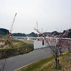 <span class="qrinews-figure-title">2016年3月31日 伊都の農学部</span>　工学部の建物の向こう側に農学部の建物が建設されています。開講予定は理学部移転の3年後、2018年10月だそうです。（撮影場所：<a href="https://maps.google.co.jp/maps?q=33.594282,130.215027" target="_blank">ウエスト4号館辺り</a>）